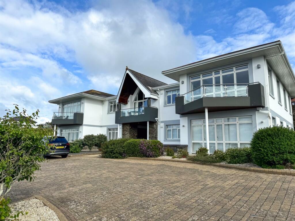 75 Majestic Apartment